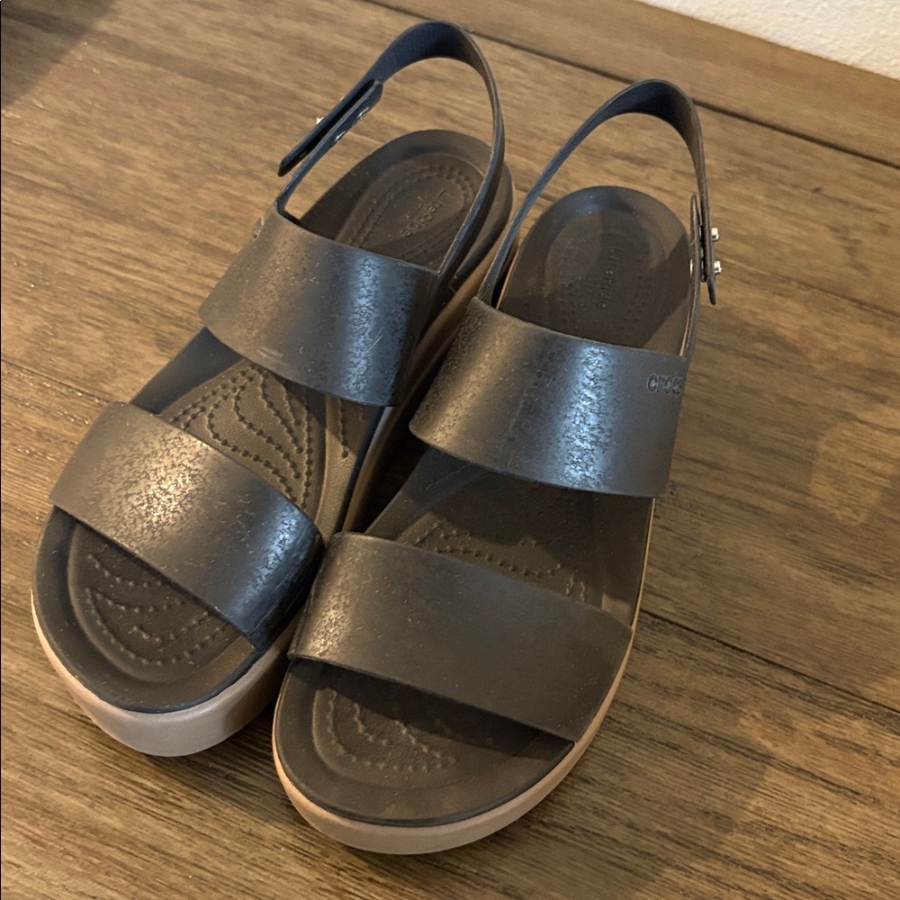 ❌SOLD❌[CROCS] Brooklyn Low Wedge Platform Sandals in Black & Mushroom Women's 8 - Picture 4 of 13